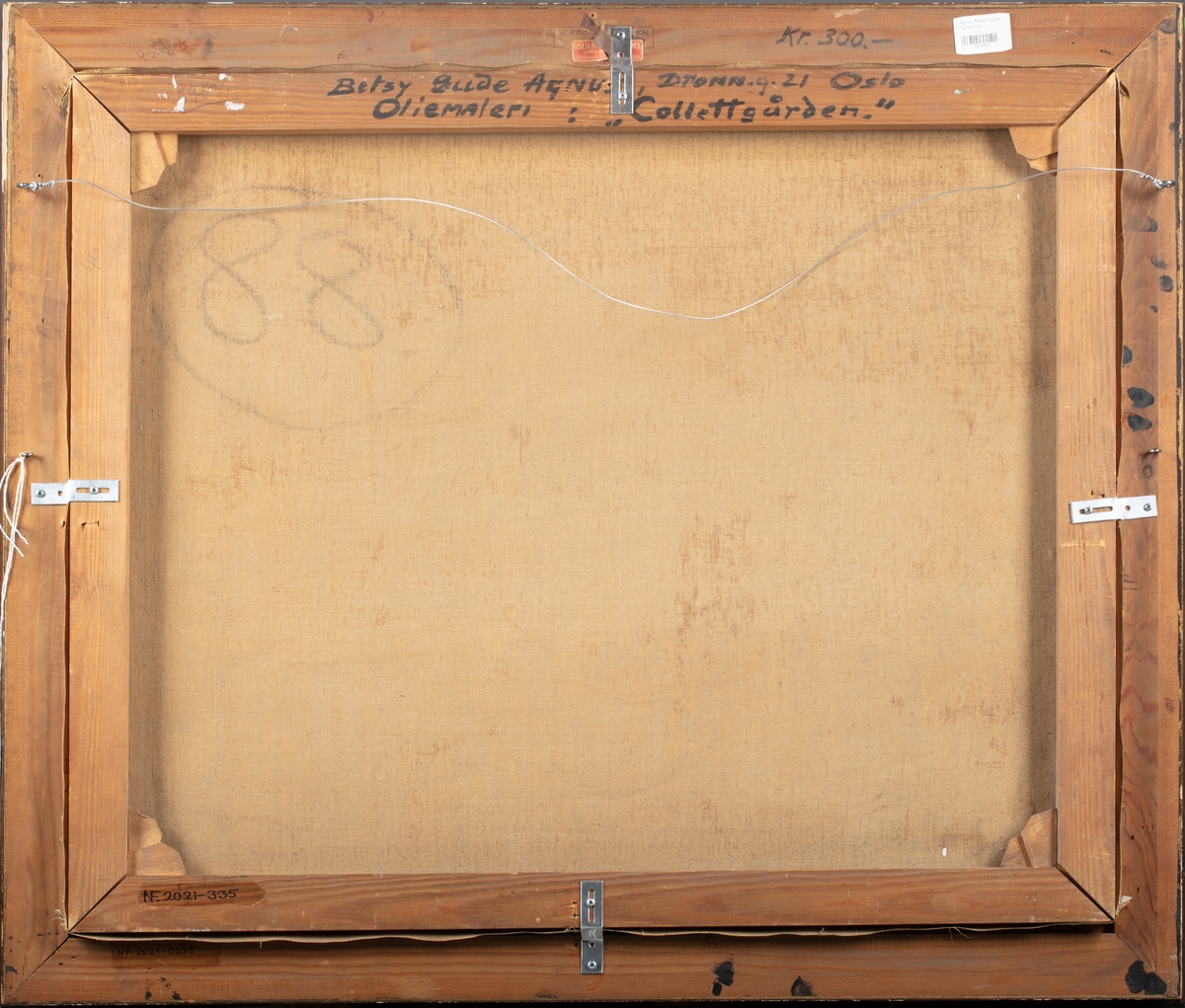 Maleri av Collettgården (Kirkegata 15) i Oslo sett fra nordøstsiden av hjørnet ved Tollbugata. I forgrunnen diverse folkeliv med blant annet avisgutt og vaskekone.