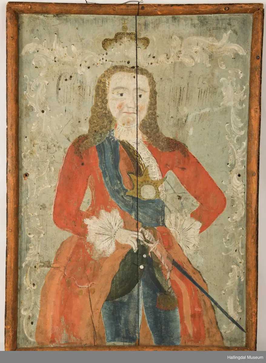 Maleri, olje på tre. Høydeformat. Mannsportrett. 3/4 figur. En face drein. Høyre. Allongeparykk. Rød frakk, blondekrge og -mansjett. Blått ordensbånd, stor stjerneformet orden. V. hånd i hoften, h. hånd holder en kårde. Geheng med dusk. Blå jakke og bukser. Lys blå bakgrunn. Figuren er omgitt av rokokkoornamenter i hvitt. Krone malt over ornamentene over hodet. usignert. Rammen tre, glatt, rødmalt. Treplaten består av to planker, holdt sammen ved en trekile i hele bildets bredde. Bredest i den ene enden. Påført i protokoll med blekk: Herbrand Sata
Anm. i gml. protokoll: Billede av Tordenskiold.