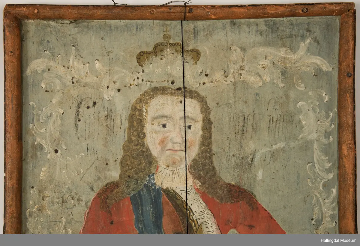 Maleri, olje på tre. Høydeformat. Mannsportrett. 3/4 figur. En face drein. Høyre. Allongeparykk. Rød frakk, blondekrge og -mansjett. Blått ordensbånd, stor stjerneformet orden. V. hånd i hoften, h. hånd holder en kårde. Geheng med dusk. Blå jakke og bukser. Lys blå bakgrunn. Figuren er omgitt av rokokkoornamenter i hvitt. Krone malt over ornamentene over hodet. usignert. Rammen tre, glatt, rødmalt. Treplaten består av to planker, holdt sammen ved en trekile i hele bildets bredde. Bredest i den ene enden. Påført i protokoll med blekk: Herbrand Sata
Anm. i gml. protokoll: Billede av Tordenskiold.