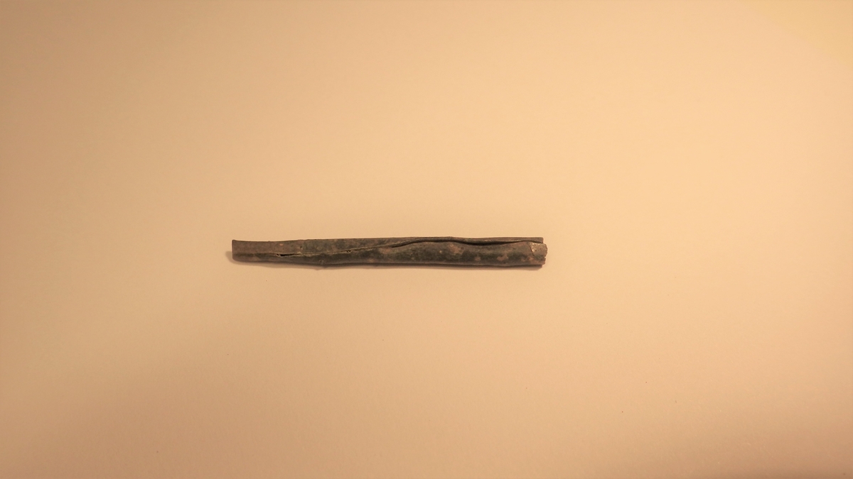 MÅL: L. 4, 0 CM, NAGLE BEVART I DEN TYKKESTE ENDEN.