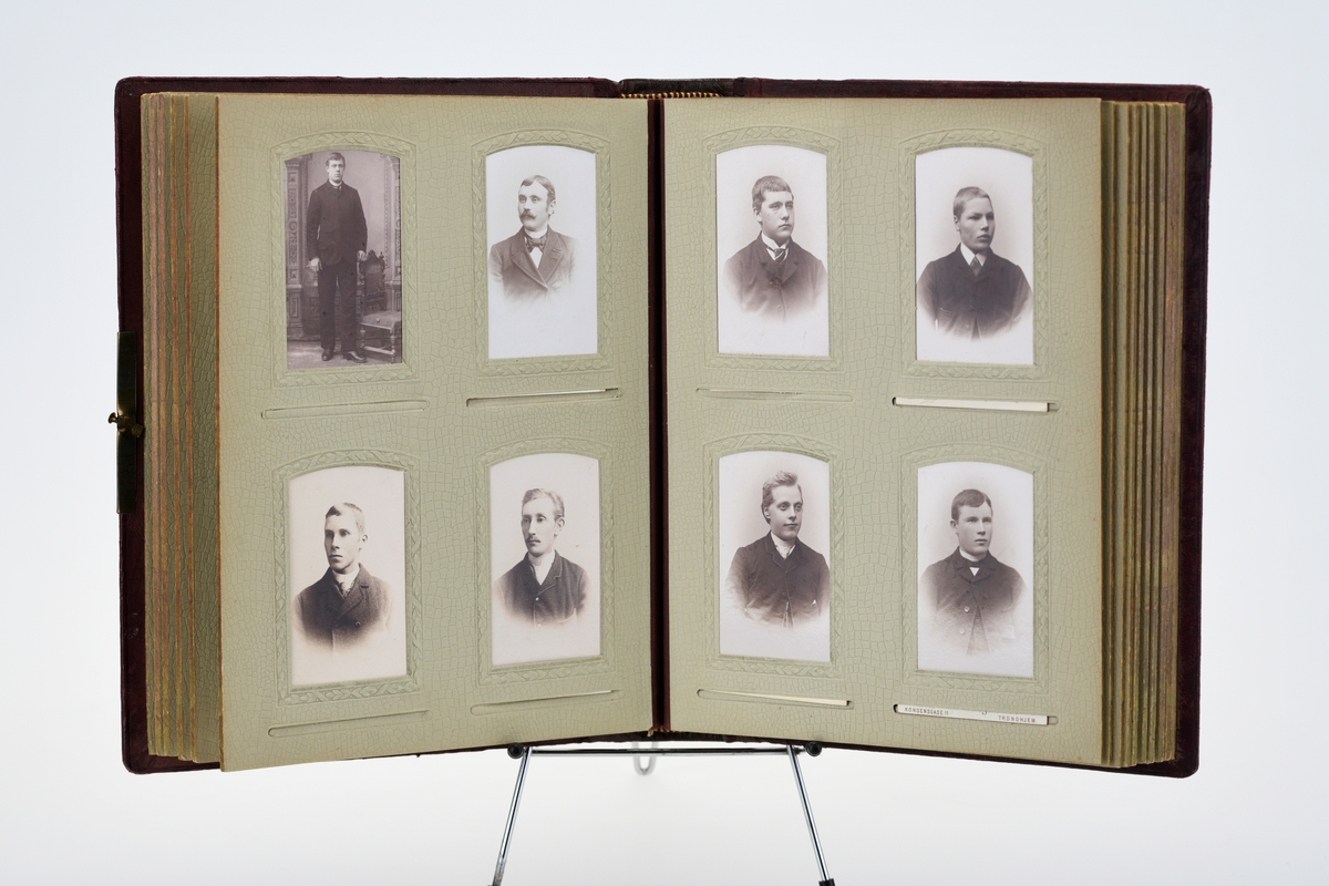Et fotoalbum med skinntrukne permer. Det er klisjepreg på både for-og bakside. På forsiden er det en blomst med blader, mens det på baksiden er rutemønster med blader og striper. Forsiden er brun, mens baksiden heller mer mot lilla. På forsiden er det en messinglås. Ryggen er av brunt skinn. Albumet har gullfarget snitt i hode, i bunn og foran. Bokblokken er av papp med pålimt papir med utskårne rammer. Papiret er preget med slangemønster (amfibiemønster). I ryggen er det et brunt kapitelbånd (brunt bomullsstoff). Det er ialt 14 ark av papp. På side 1 og 2 samt 7-10 er det rammer for litt større foto og dermed kun ett foto per side. Resten av arkene har 4 "rammer" for foto. Fotografiene settes inn fra undersiden. Det er satt inn ulike portretter