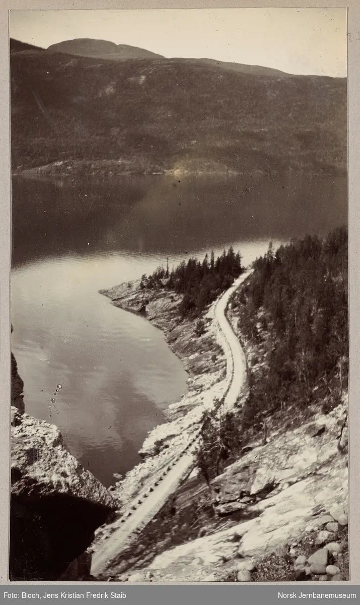 Bergensbanen langs Krøderen ved nordre innslag Nedre Lindelia tunnel mellom Ørgenvika og Gulsvik stasjoner