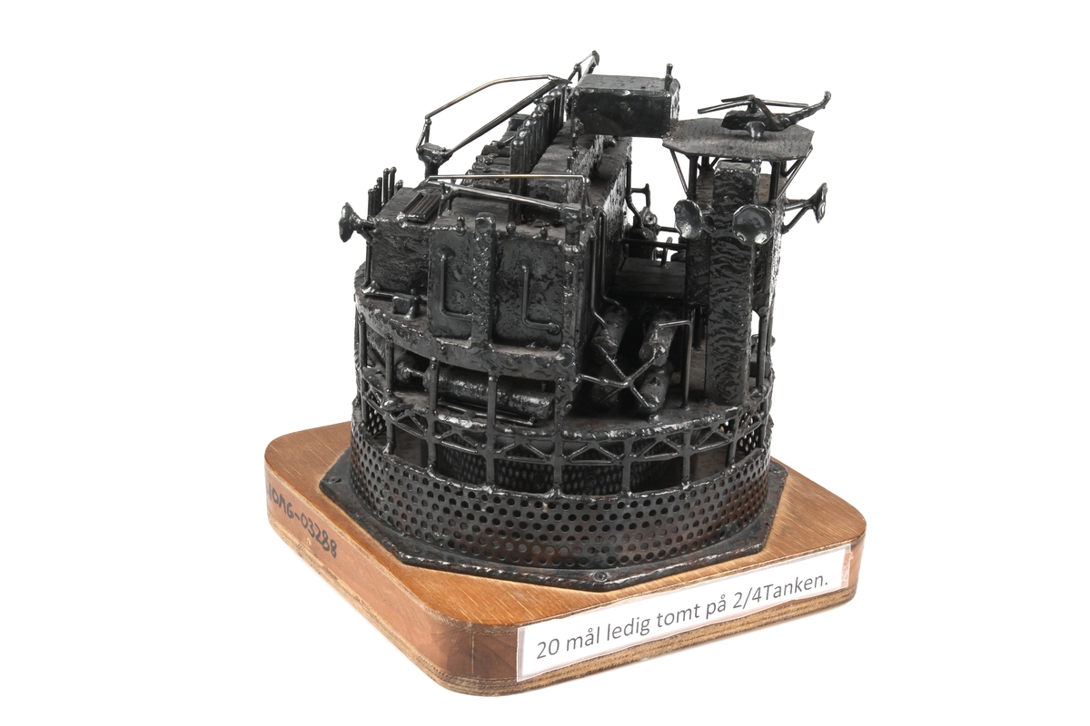 Skulptur av Ekofisktanken montert på sokkel.