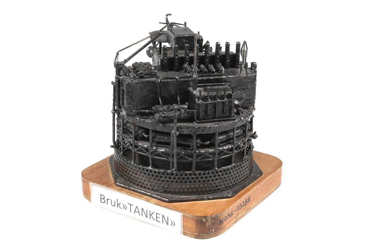 Skulptur av Ekofisktanken montert på sokkel.