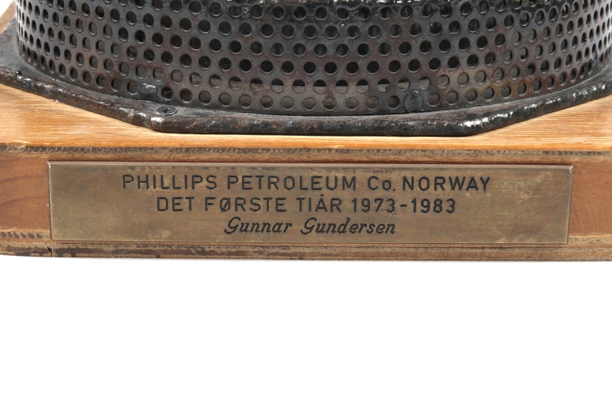 Skulptur av Ekofisktanken montert på sokkel.