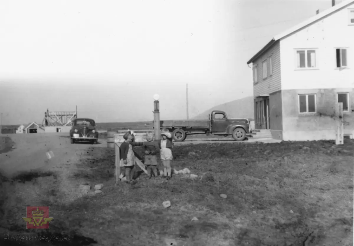 5 bilder av Blindheimsvik landhandel som ble flyttet til Norsk vegmuseum i 1995.

Blindheimsvik landhandel ble bygget i 1950 på Vigra i Giske kommune i Møre og Romsdal og var i drift som butikk frem til 1970 og som bolighus til 1992. Butikken ble drevet av Olav og Olga Blindheimsvik.

Norsk vegmuseum fikk tilbud om å kjøpe stedet med våningshus, butikk og uthus. Det ble tatt befaring i 1994 og høsten 1995 ble bygningene med alt interiør fotodokumentert slik det sto på Vigra. Alt interiøret ble pakket ned og fraktet i containere til Norsk vegmuseum. Alle bygningsdeler ble merket før det ble tatt ned. Murvegger og piper ble ikke flyttet, men revet. 

9. juni 2007 ble Blindheimsvik landhandel, leilighet og uthus gjenåpnet på Norsk vegmuseum. Ansvarlig for flytting og gjenreising var: Aslak Stø, Magnar Jevnehagen, Dagfinn Sveen og Per Stø.

(Kilde: Norsk vegmusum)

Bilde 1) Bildet viser Blindheimsvik landhandel, trolig fra 1950-tallet.
På bildet står en 1945 modell Ford lastebil. Lastebilen hører til bygningene. 
På bildet står også en Oldsmobile 1938 modell parkert. (Informant Ivar E. Stav)
Foran står 3 barn, en jente og to gutter. (Foto: Ukjent fotograf.)
Bilde 2) Bildet viser innevendig interiør slik butikken opprinnelig var. (Foto: Ukjent fotograf. )
Bilde 3 og 4) Blindheimsvik  landhandel med uthus slik den framstår i dag ved Norsk vegmuseum. På ene bildet står Ford lastebilen. (Foto: Ole A. Flatmark.)
Bilde 5) Bildet viser et eksempel på vareutvalget i butikken på Norsk vegmuseum (Foto: Ole A. Flatmark.)