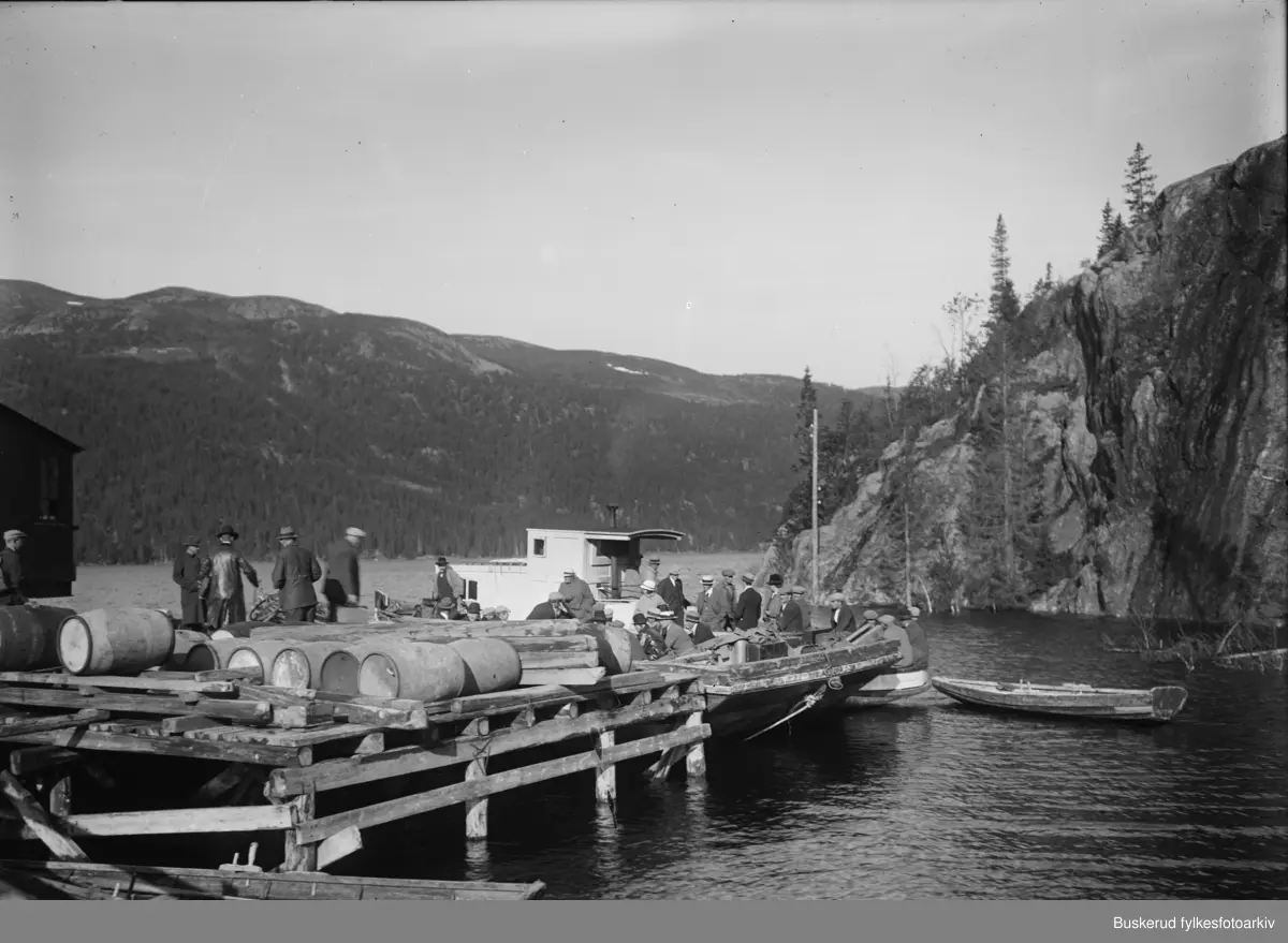 Brygga ved Øygardsoset, i nedre enden av Tunhovdfjorden.. Anlegget hadde tre motorbåter: Storbåten, Tuna og Høvding.Dette er antagelig "Storbåten" ifølge G.Torgersen og Leif Madsen. 1922