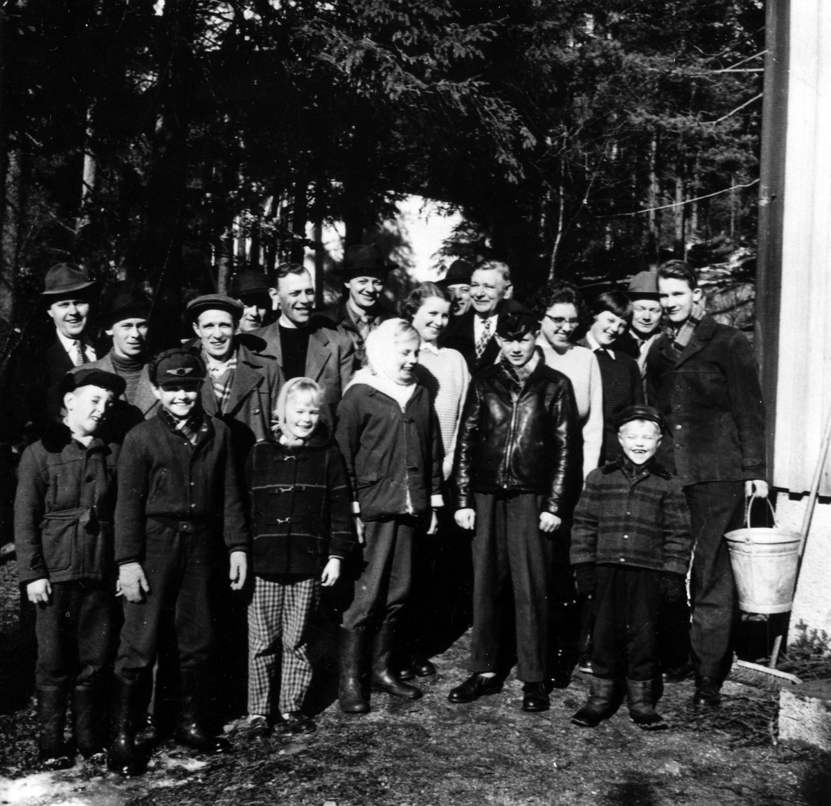 Familjer samlade för invigning av Elektro-Helios stugan våren 1955 eller 1956.