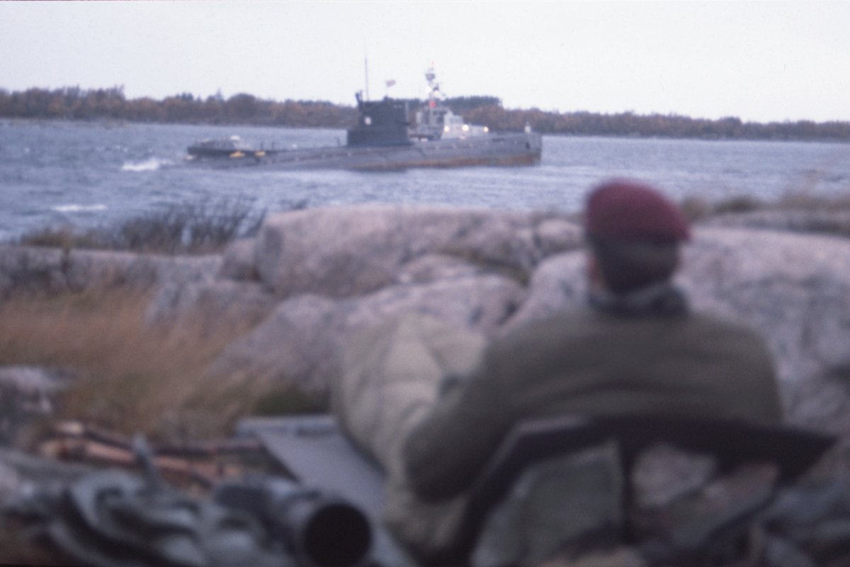 Bilden föreställer bevakningen av olyckplatsen av svenska kustartillerister och fallskärmsjägare.