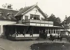 Restaurangen på Evedals hälsobrunn från parksidan, ca 1910. Till höger skymtar dåv. badhuset. 
Ett antal studenter (och lärare) har varit och superat på restaurangen.