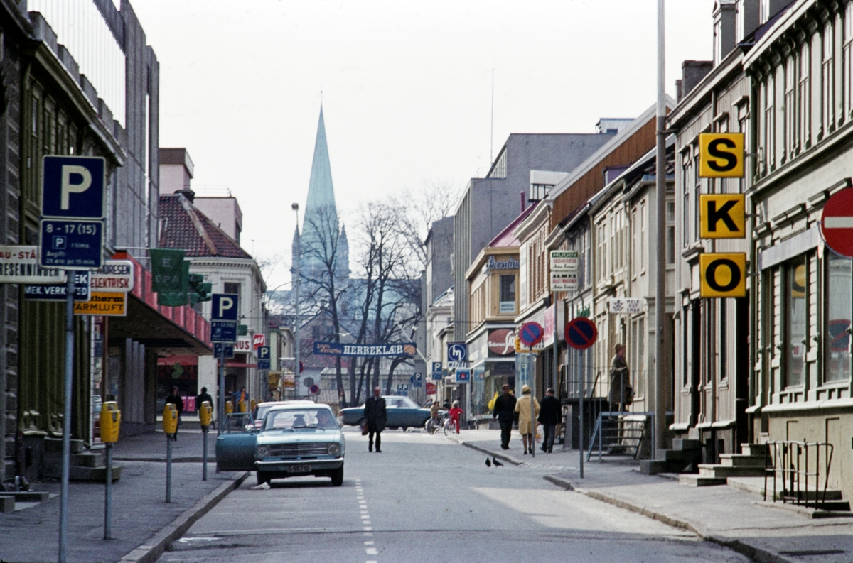 Gateløp med Nidarosdomen i bakgrunnen