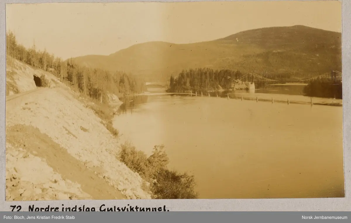 Bergensbanen langs utløpet av Hallingdalselva, vest for Gulsvik stasjon, her ved nordre innslag på Vestre Gulsvik tunnel