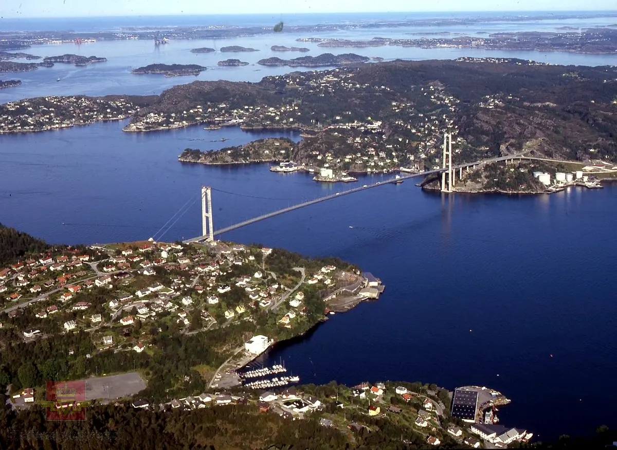 Flyfoto av Askøybrua i Bergen kommune, Hordaland. 

Askøybrua er ei vegbru. Brutus nr. 12-3000 . (Kilde: Statens vegvesen sin database)