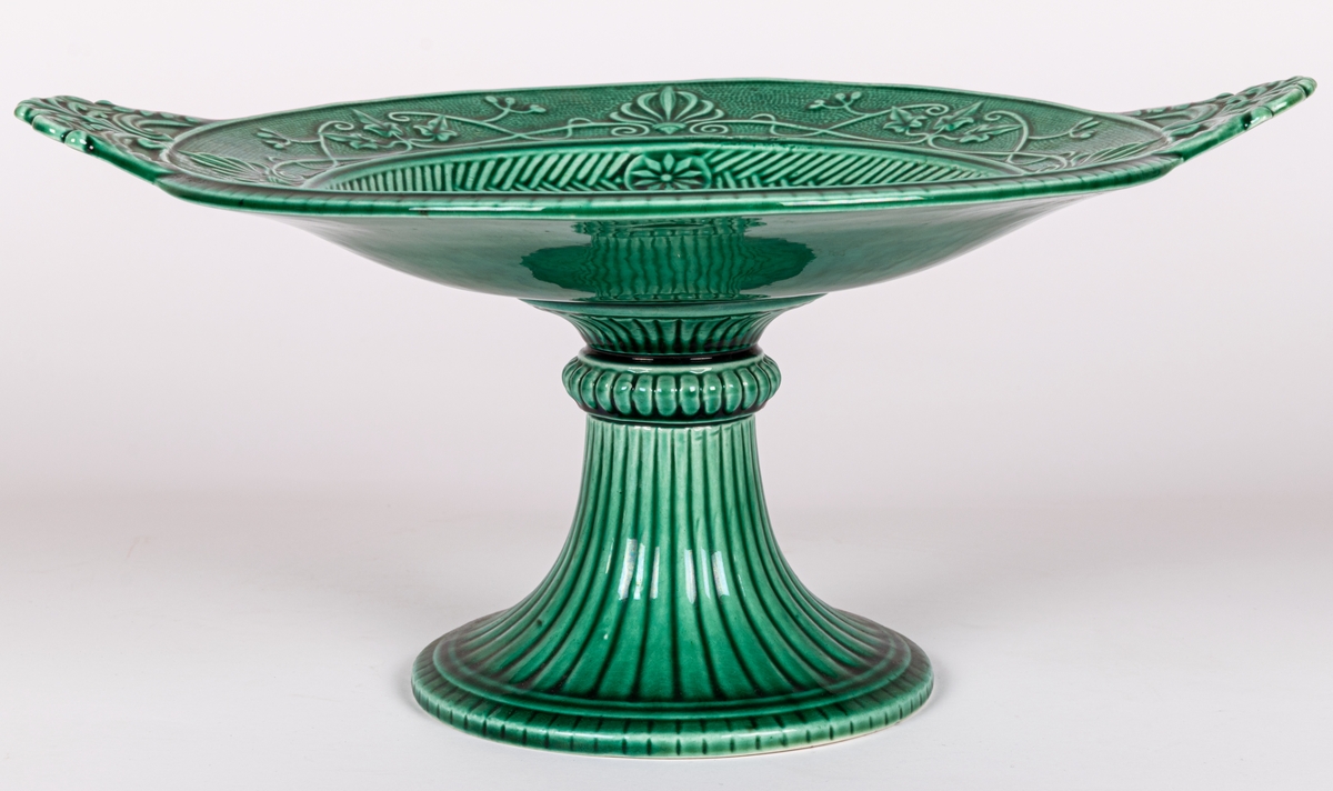 Uppläggningsfat, fajans, grönt. Reliefbilder.