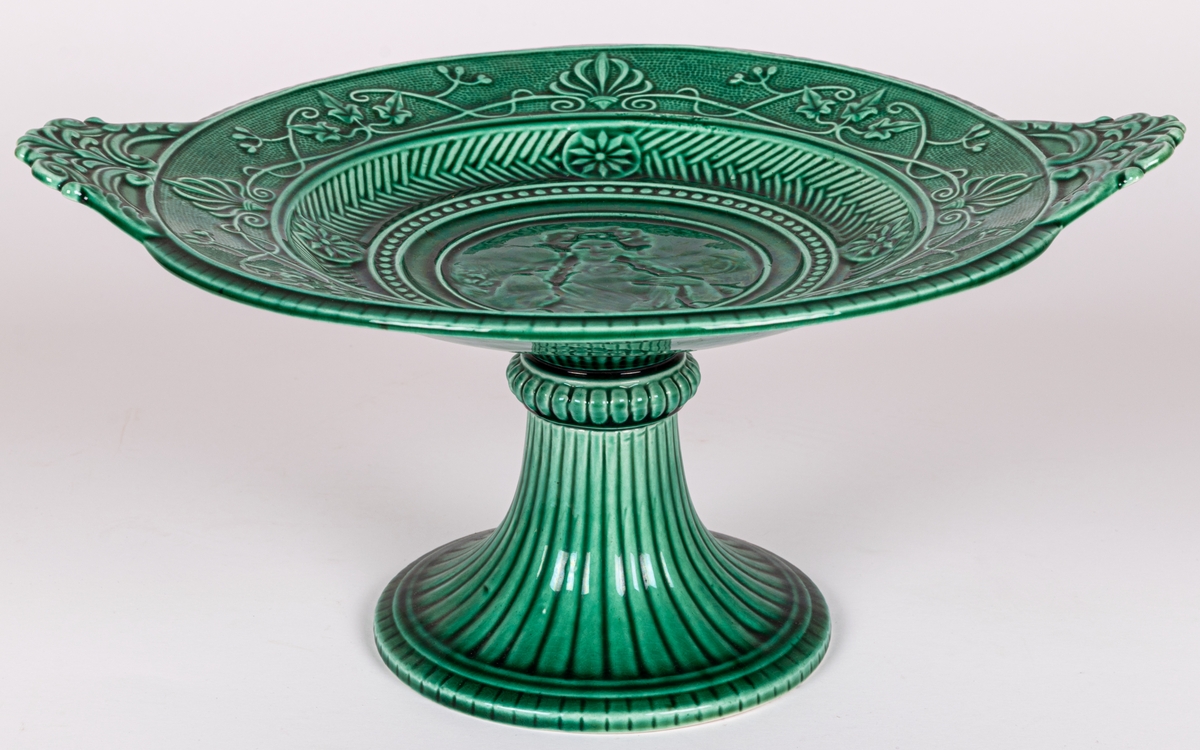 Uppläggningsfat, fajans, grönt. Reliefbilder.