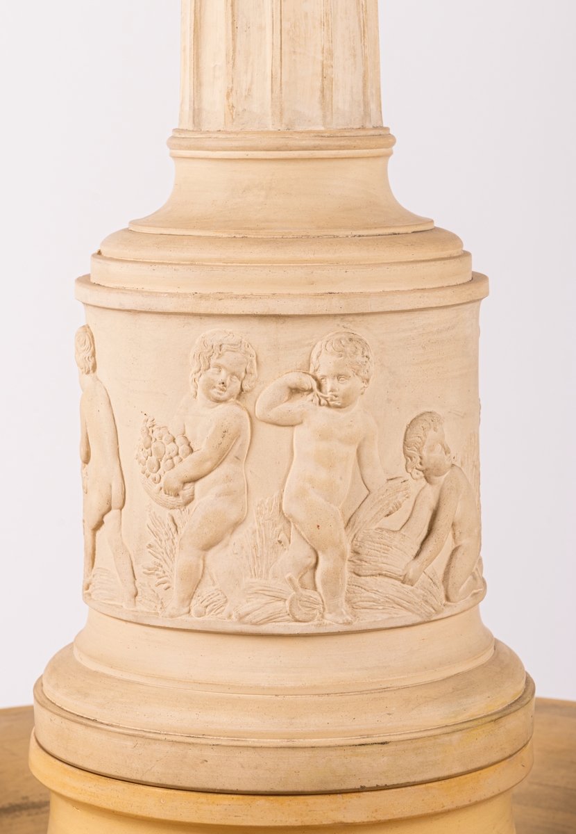 Tvättställ, 2 delar av gjutet lergods. Reliefbilder.