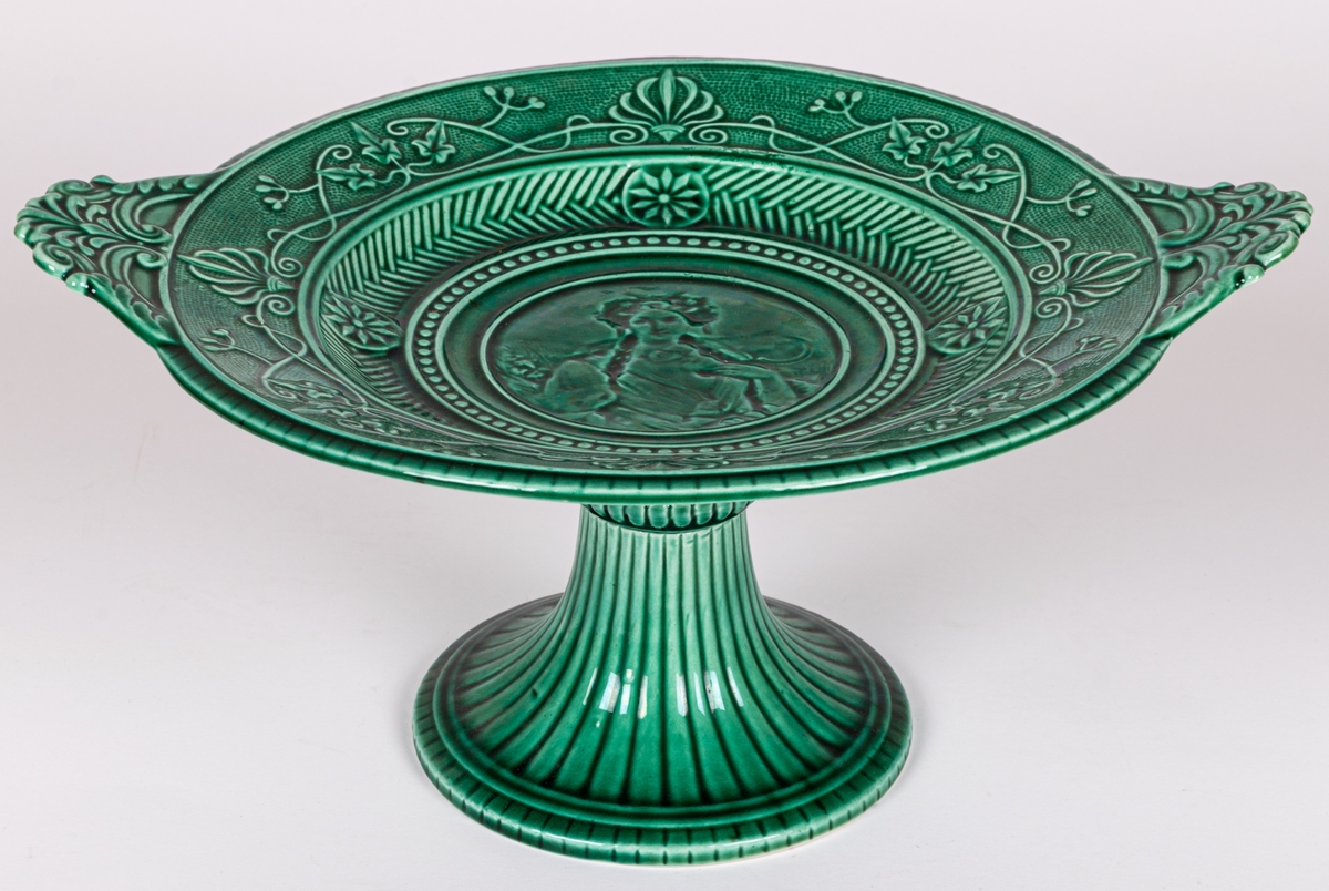 Uppläggningsfat, fajans, grönt. Reliefbilder.