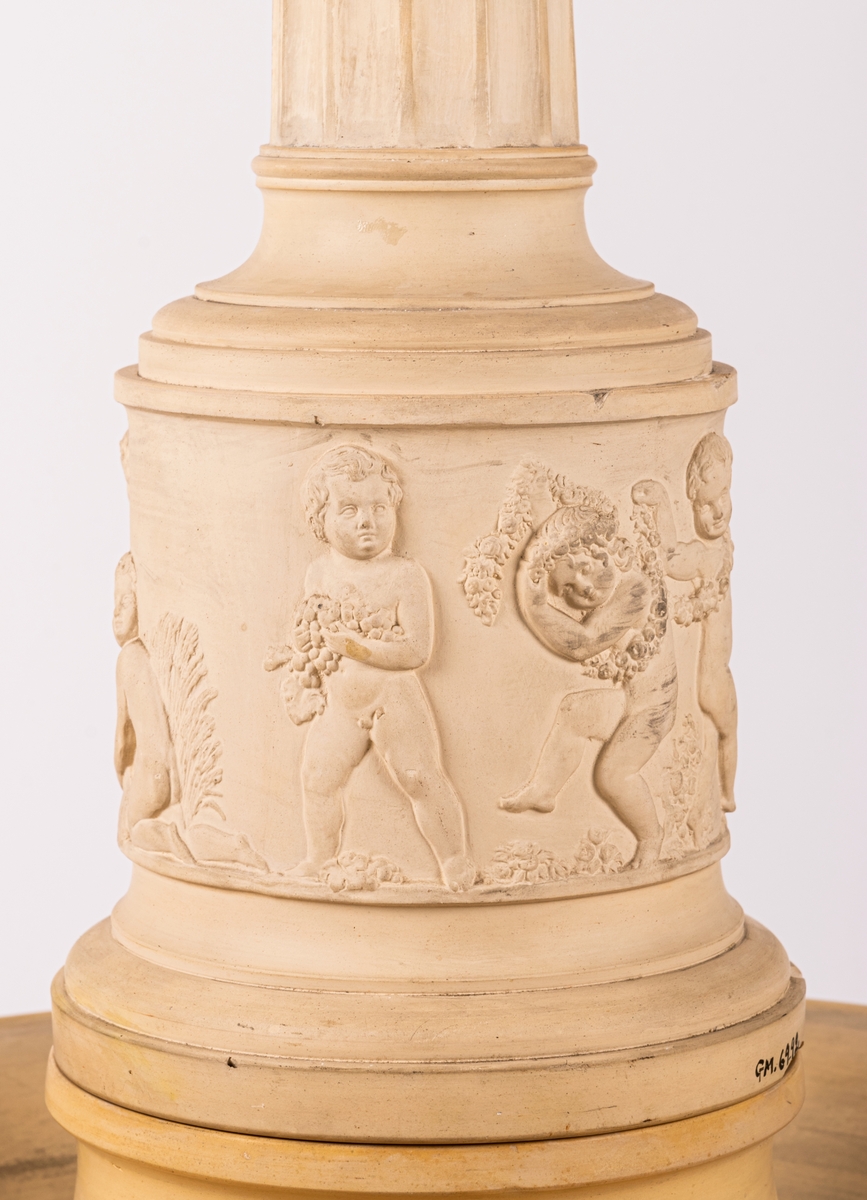 Tvättställ, 2 delar av gjutet lergods. Reliefbilder.