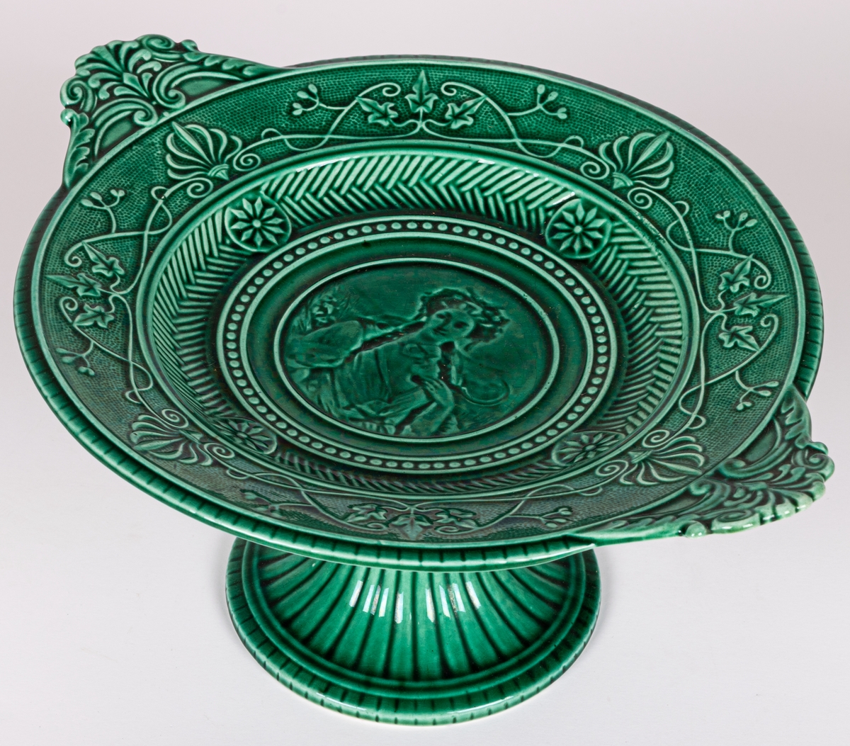 Uppläggningsfat, fajans, grönt. Reliefbilder.