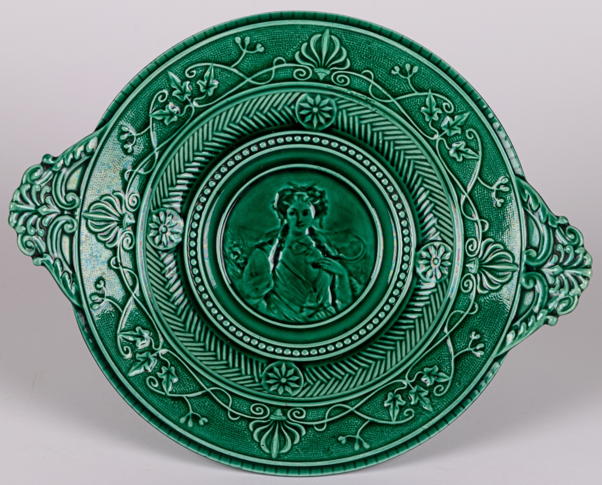 Uppläggningsfat, fajans, grönt. Reliefbilder.