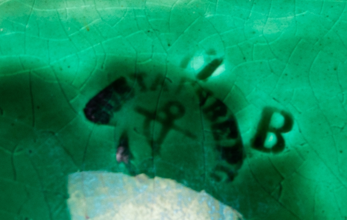 Uppläggningsfat, fajans, grönt. Reliefbilder.