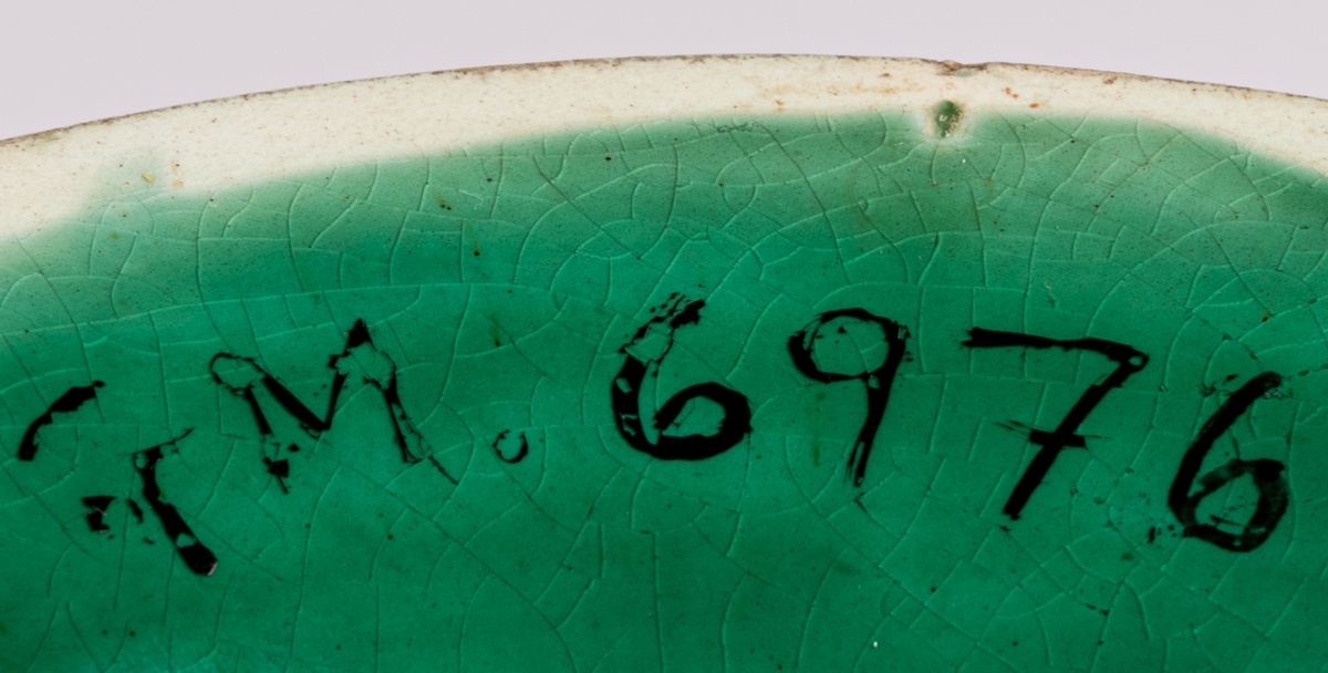 Uppläggningsfat, fajans, grönt. Reliefbilder.