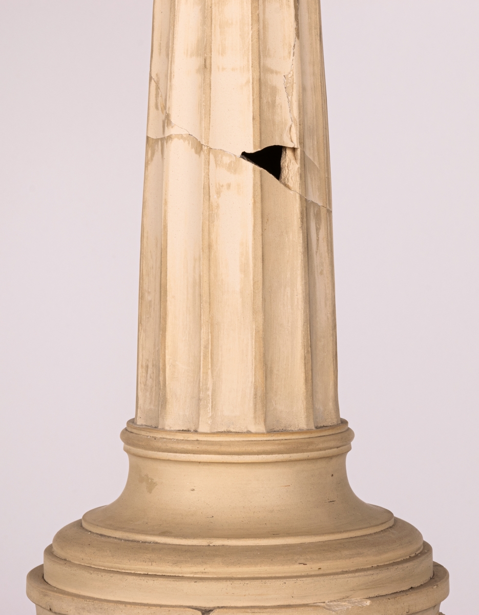 Tvättställ, 2 delar av gjutet lergods. Reliefbilder.