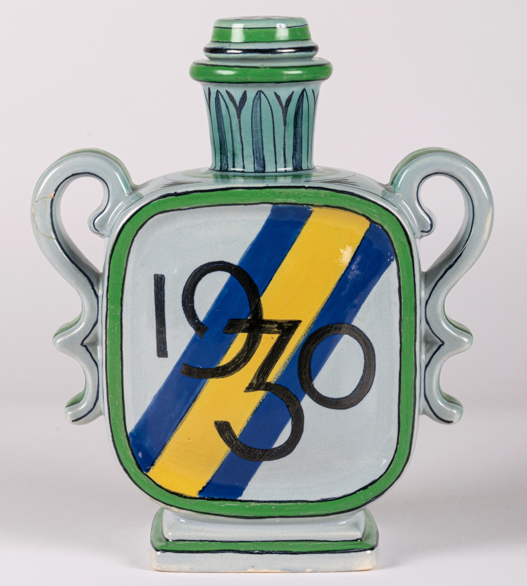 Krus modell A med hänklar och propp, handmålad av chefsdekoratör Eugen Trost. Tillverkad till Stockholmsutställningen 1930.