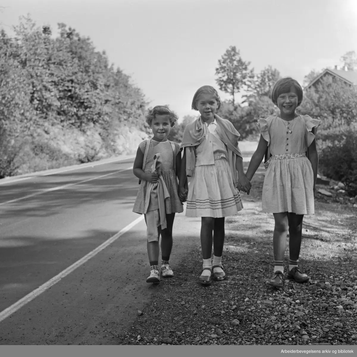 På vei til første skoledag på Holmen skole i Asker. 17. august 1959. Fra venstre: May Bente Navestad, Ingri Kollerød og Tove Irene Jensen