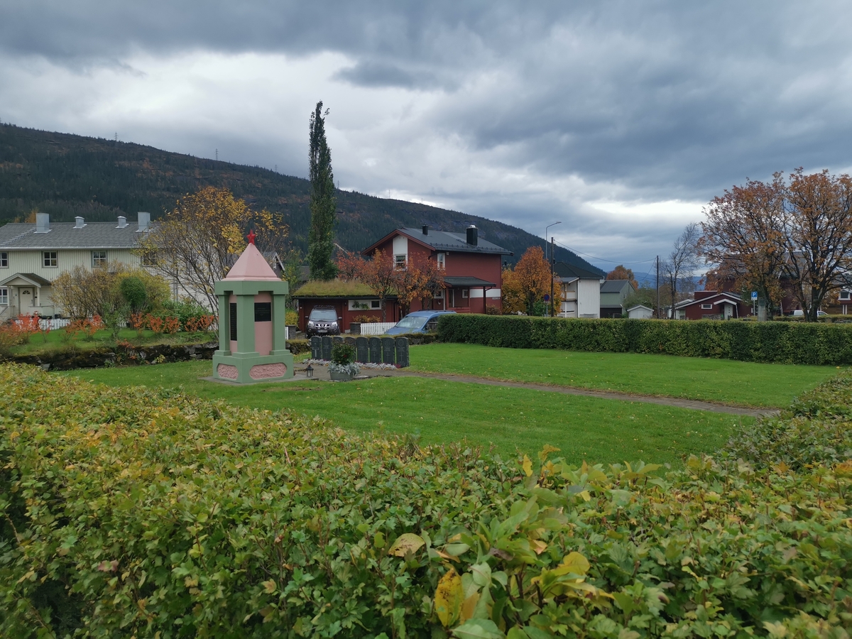 Sovjetisk krigsgrav på Mo kirkegård, Mo i Rana, reist i 1945. Det særpregede minnesmerket ble istandsatt i 2020.