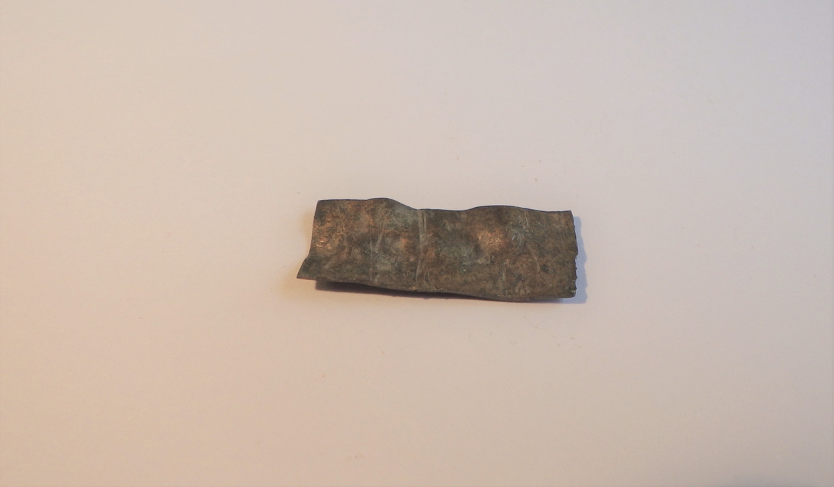 MÅL: L. 2, 8 CM B. 1, 3 CM, REKTANGULÆRT STYKKE AV TYNN KOBBERPLATE.