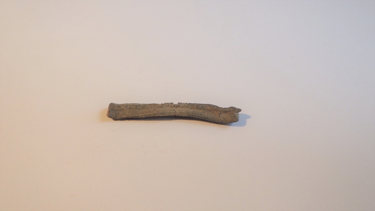 MÅL: L. 3, 5 CM B. 0, 5 CM, SMAL, REKTANGULÆR BLYSTAV MED OPPHØYET MIDTPARTI.