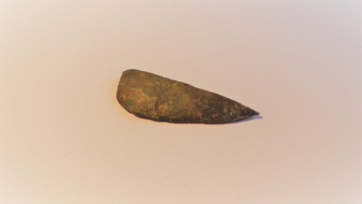 MÅL: L. 4, 2 CM H. 0, 8 CM, UREGELMESSIG FORMET PLATE. EN RETT SIDE OG EN BUET.