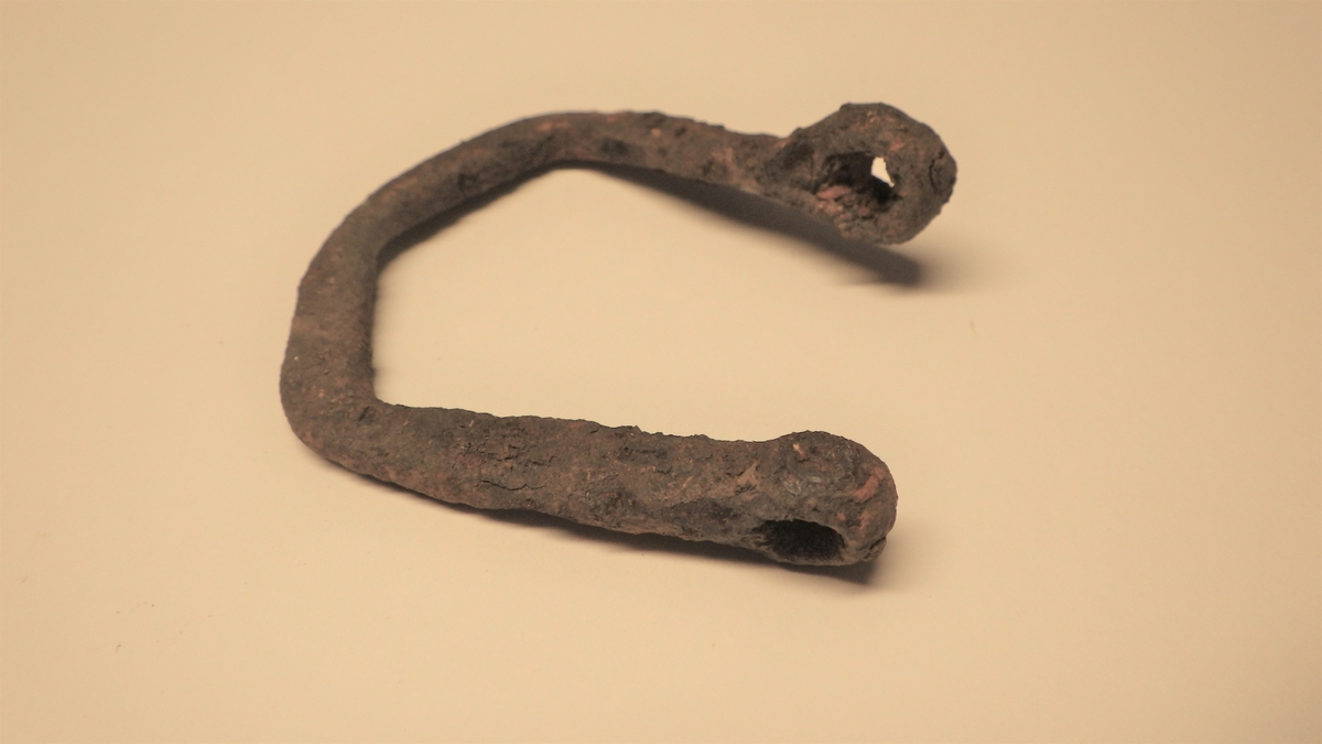 MÅL: TOT. H. 5, 5 CM,  B. 5, 5 CM