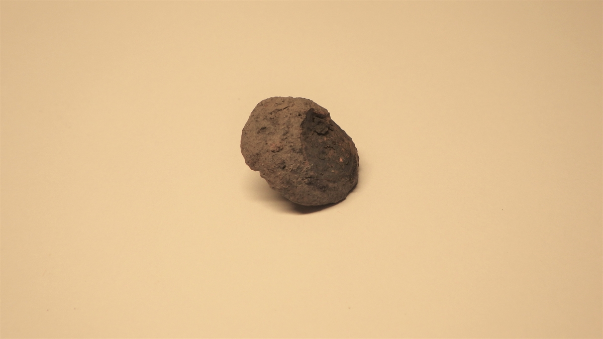 MÅL: DIAM. PÅ HODE 2, 8 CM., HVELVET, RUNDT HODE. BARE EN LITEN DEL AV SELVE STIFTEN BEVART. STERKT KORRODERT.