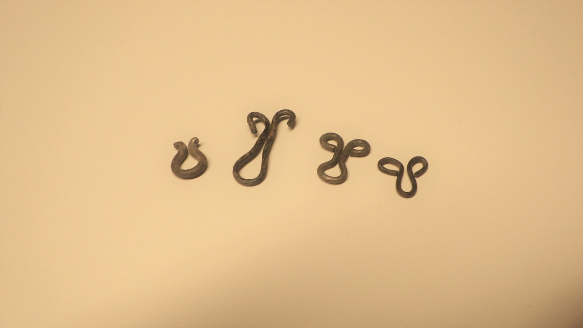 MÅL:  A: ST. LENGDE 2, 2 CM.  B: ST. LENGDE 1, 3 CM. C: ST. LENGDE 1, 0 CM.  D: FRAGMENT, BRUKKET.