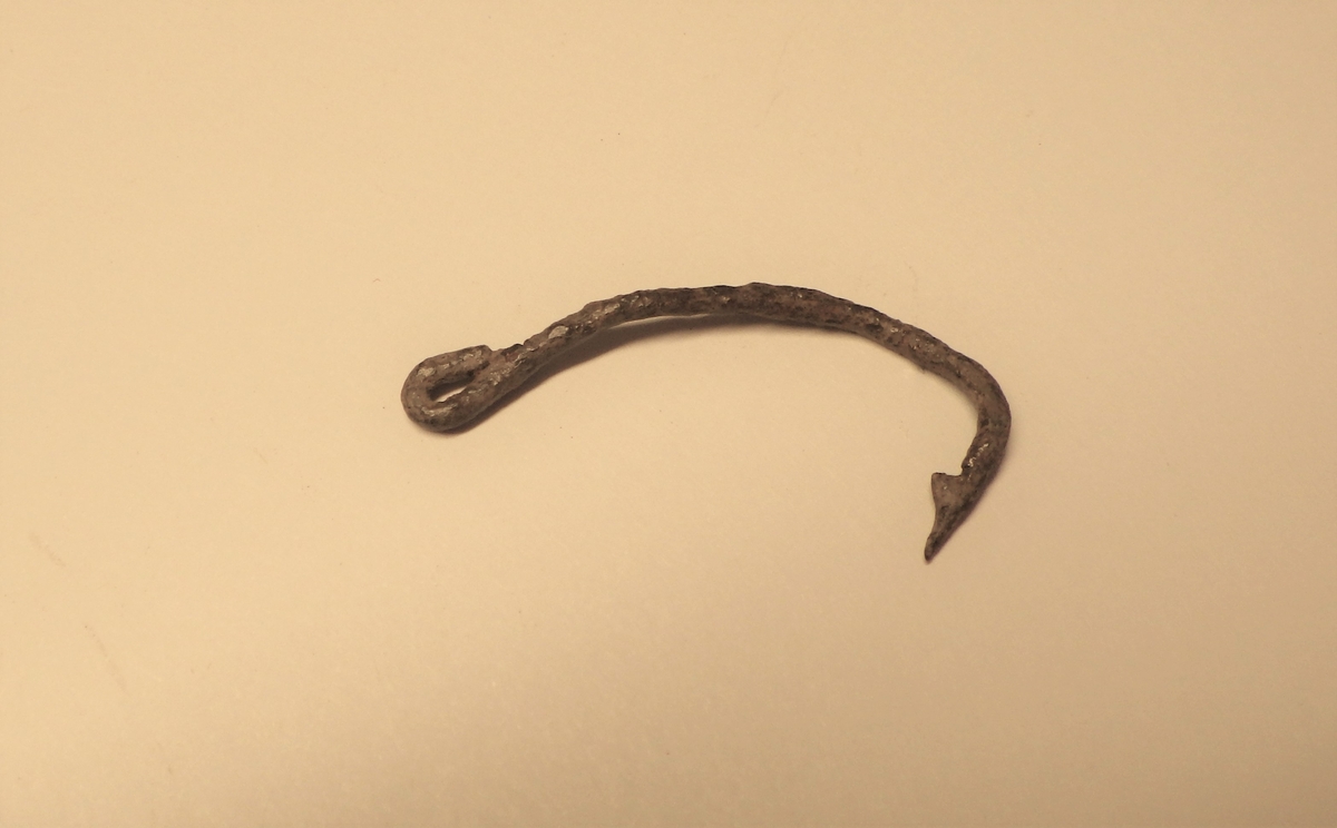 MÅL: L. 3, 3 CM FRA ØYE TIL UNDERK. BØY, LAGET AV JERNTRÅD SOM ER OMBØYD TIL ET ØYE. ENDEN ER TILSPISSET OG HAR MOTHAKE.
