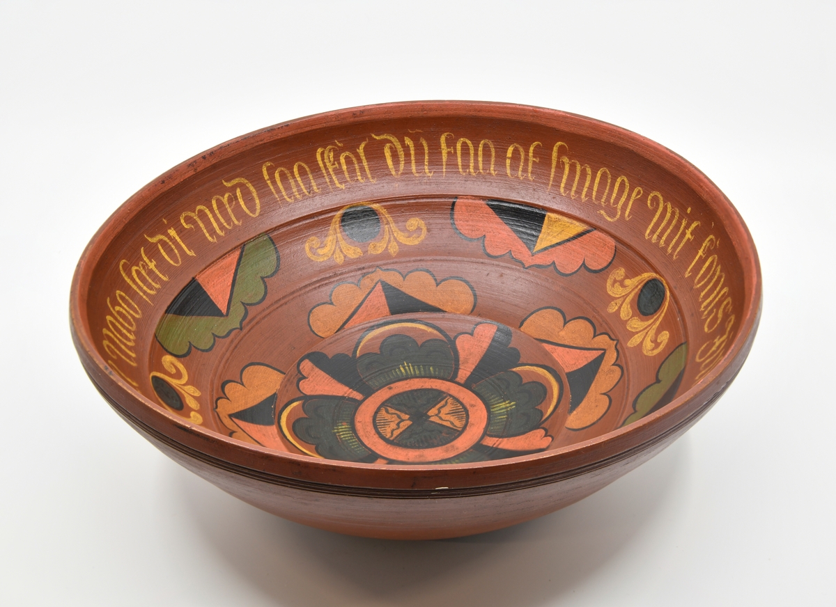 Blomstermotiv innvending i skålen