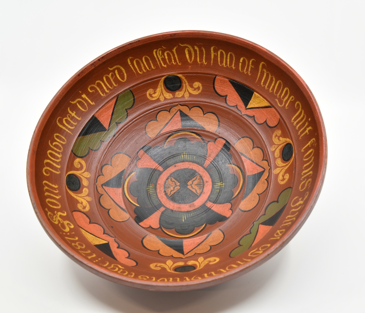 Blomstermotiv innvending i skålen