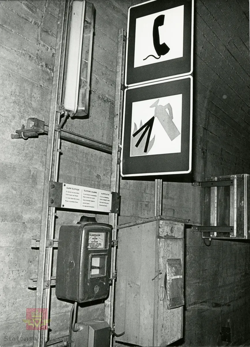 Nødtelefon og pulverapparat til brann i tunnelen på E6 over Haukeli desember 1977.