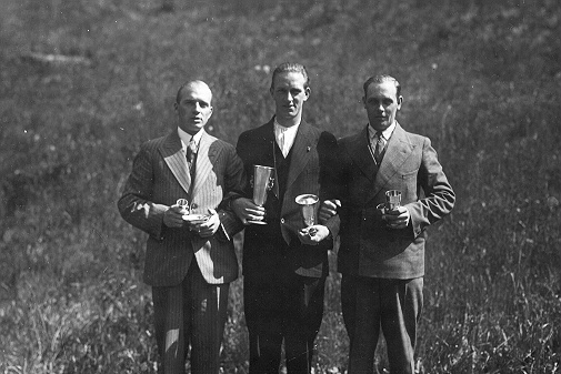 Gångtävling. Erlas lag. E. Berg tid 38.58, O. Wennergren tid 36.11 och N. Johansson tid 38.44,