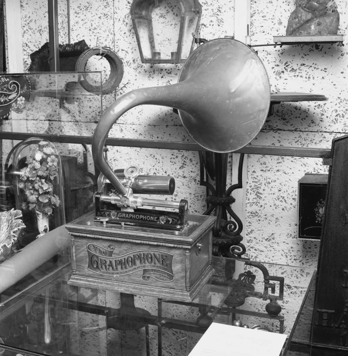 Utställning Tiotusen år.  Utställningsdelen Tågvagnarna, gammal grammofon med texten "The Graphophone pantented May 4, 1886" står på glasmonter 3:1