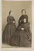 Kabinettsfotografi - Carolina Offrell med döttrarna Anna och Hedvig, Uppsala 1860-tal