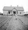 En kvinna framför ett hus i Ungern. Tjeckoslovakien-Ungern-Österrike 1935.