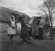 Vid brunnen i Balatonszentgyörgy. Tjeckoslovakien-Ungern-Österrike 1935.