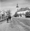 Barn utanför Sankt Martins kyrka i Vörs. Tjeckoslovakien-Ungern-Österrike 1935.