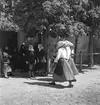 På väg till Sankt Martins kyrka i Vörs. Tjeckoslovakien-Ungern-Österrike 1935.