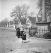 Flickor utanför Sankt Martins kyrka i Vörs. Tjeckoslovakien-Ungern-Österrike 1935.