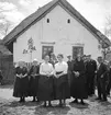 Grupporträtt av kyrkobesökare i Vörs. Tjeckoslovakien-Ungern-Österrike 1935.