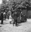 Kyrkobesökare utanför Sankt Martins kyrka i Vörs. Tjeckoslovakien-Ungern-Österrike 1935.